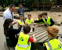 Colin Gillespie, a scientis from SEPA, helps the kids from Sciennes Primary carry out air pollution experiments