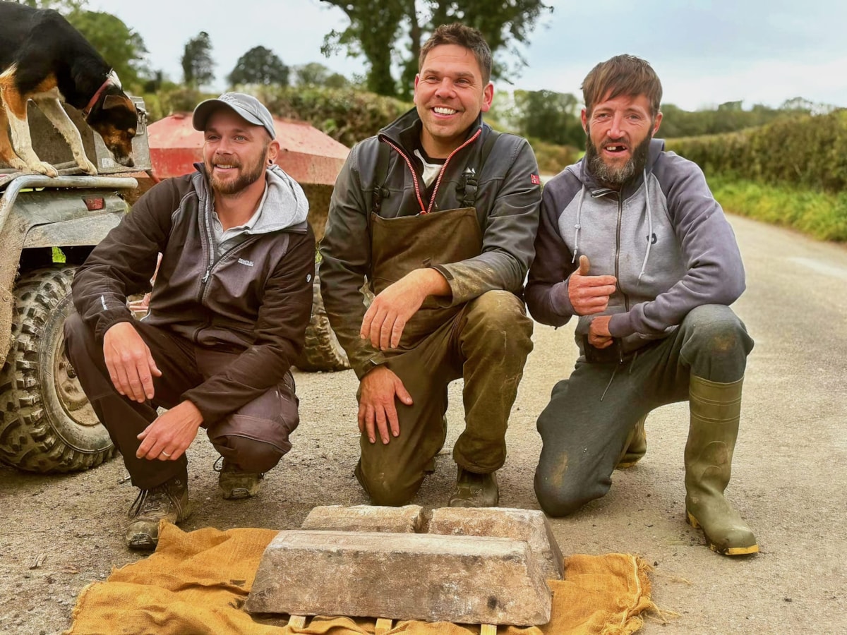 Nick Yallope a Peter Nicolas gyda'r ignot a Geraint Jenkins perchennog y tir