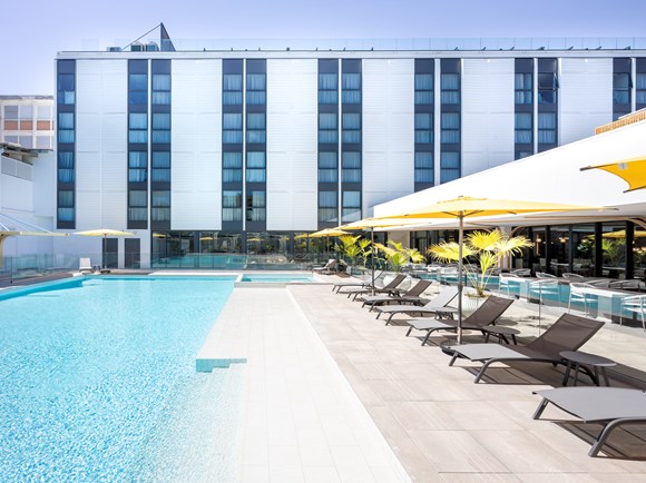 Radisson Hotel Saint Denis Pool