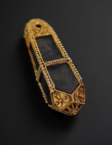blackstone gold pendant case 8