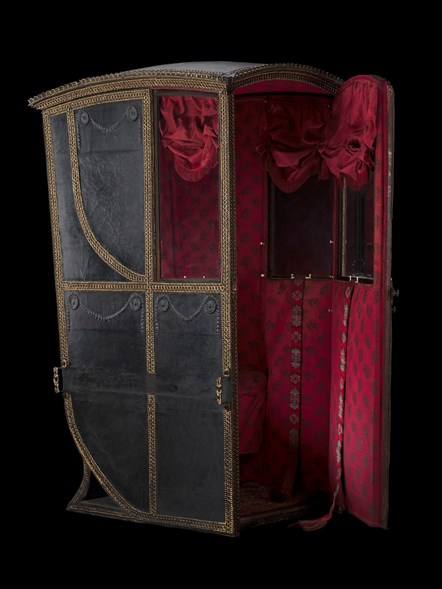 Private sedan chair, c. 1780 - 1839. Image © National Museums Scotland (2)