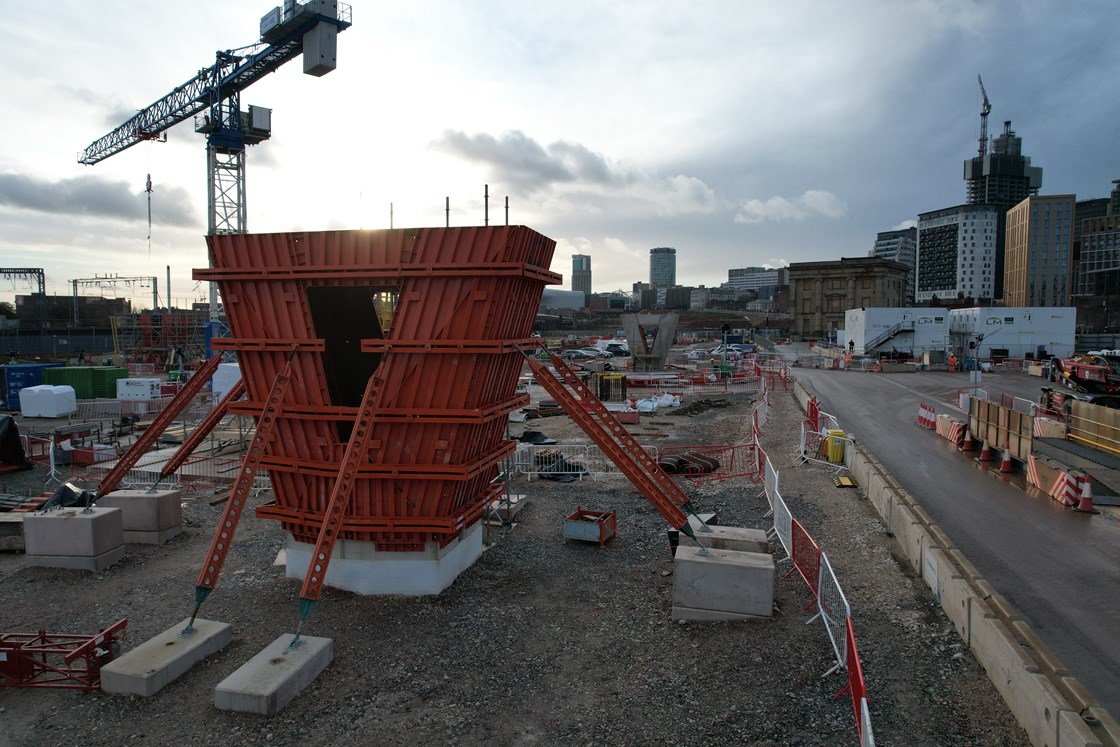 Giant piers being built for Curzon 3 viaduct in Birminghan: HS2’s main works contractor for the West Midlands, Balfour Beatty VINCI (BBV) have been carrying out foundation works on site to prepare for the installation of the piers, with the deepest pile reaching 34 metres below ground.

The piers are built in two segments, starting with a stem pour which links the viaduct foundation with the V-shaped part of the pier. The construction team then lift the prefabricated steel cage above the stem and install steel panels around the cage. Concrete is poured into the formwork and left to cure for one week before removal of the panels, forming the pier’s V shape.