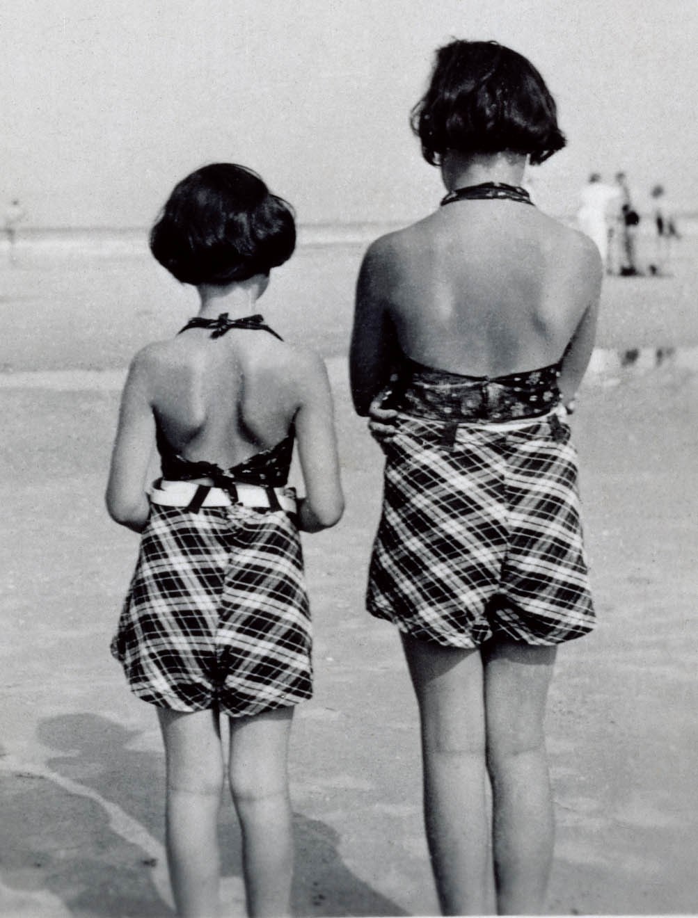 Margot and Anne at the beach. Image courtesy of the Anne Frank Trust.