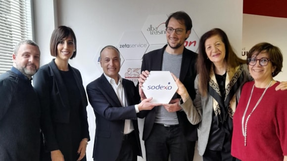 Sodexo e Stop Hunger sostengono RinaSHEta: il progetto di Fondazione Libellula per l’empowerment femminile: I vertici di Fondazione Libellula con il Presidente del Municipio 2 di Milano e Sodexo Italia -
