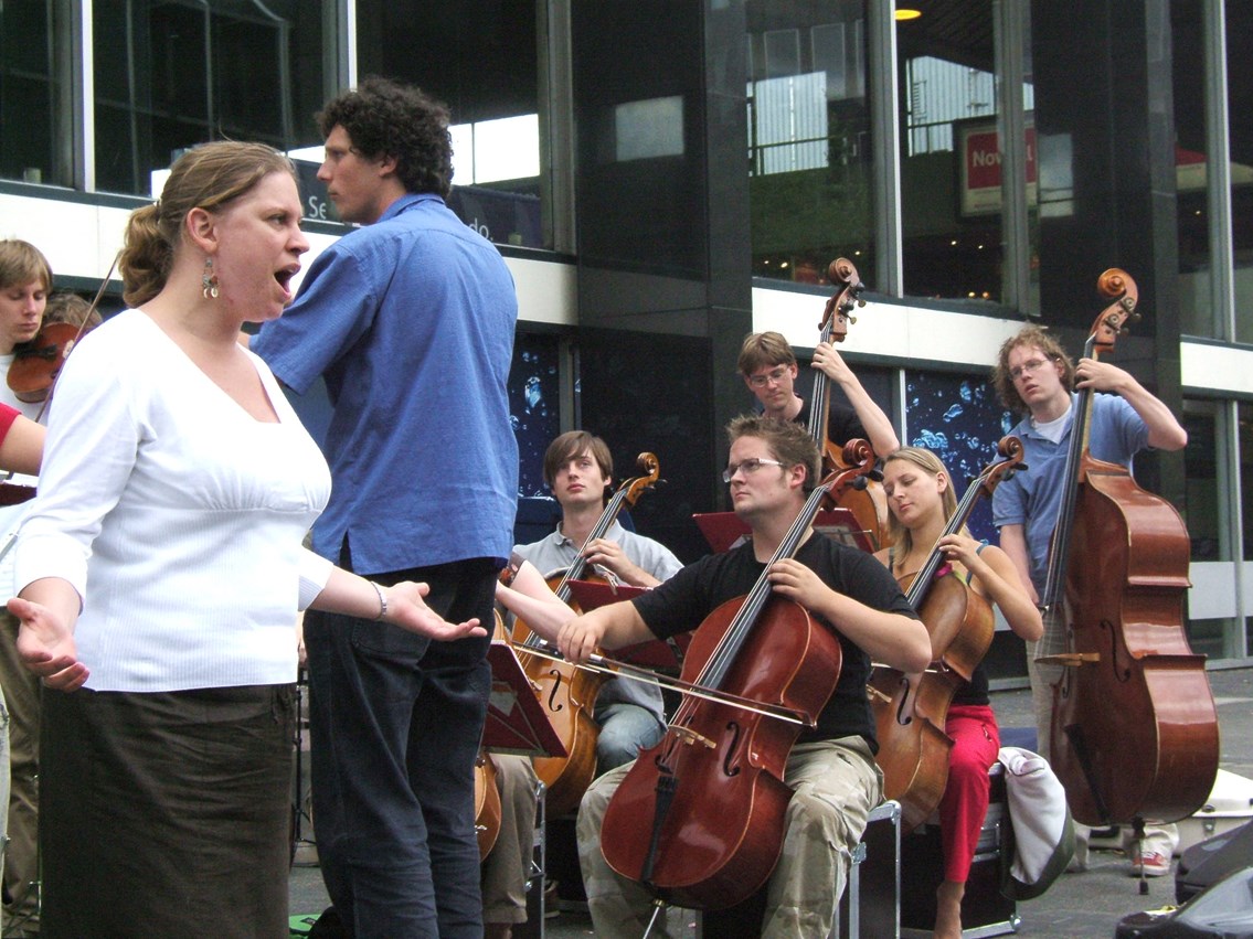Ricciotti Ensemble, Euston Station - opera singer: The Ricciotti Ensemble performing at Euston Station as part of their 'Metropole Tour' on Wednesday 2 August 2006.  Opera singer Maaike Poorthuis at front of image.