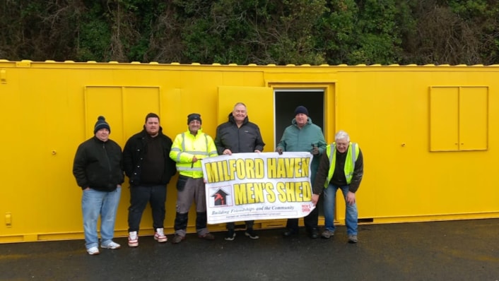 ‘Men’s Shed’ Newydd yng Ngorsaf Aberdaugleddau