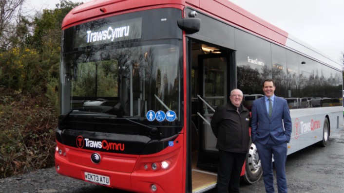 Lee Waters and Llew Jones with T22 bus