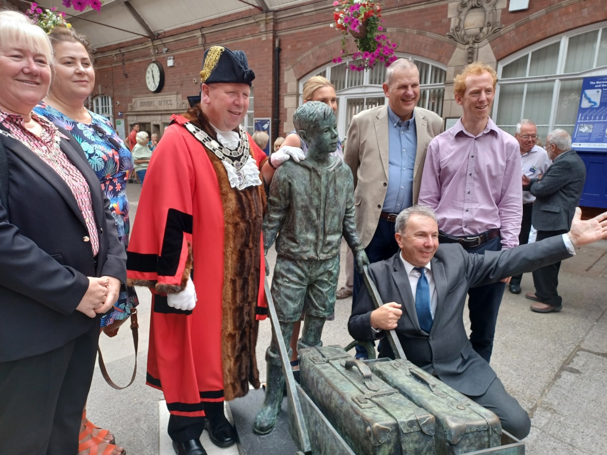 An image of the Barrow Boy statue in Bridlington