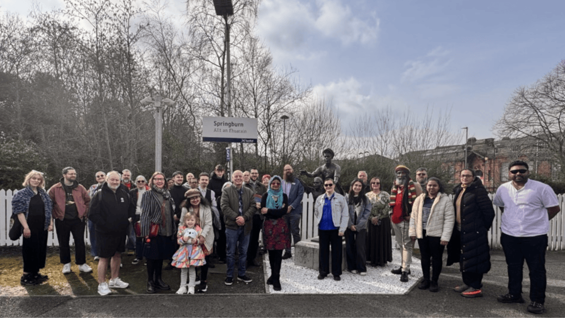 Artist Mandy McIntosh and community members 210326