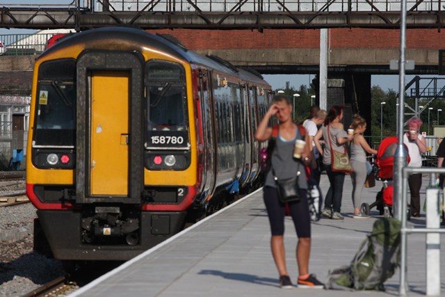 Norwich train at new platform 4 at Nottingham: Norwich train at new platform 4 in Nottingham