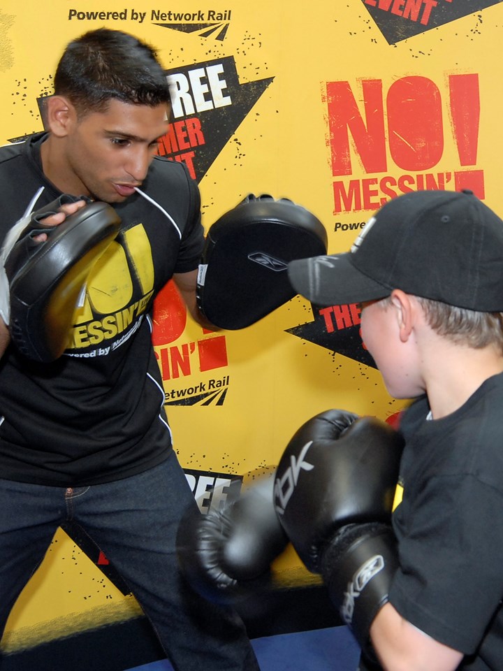 Amir Khan spars with youngster at Gloves: Amir Khan spars with youngster at Gloves