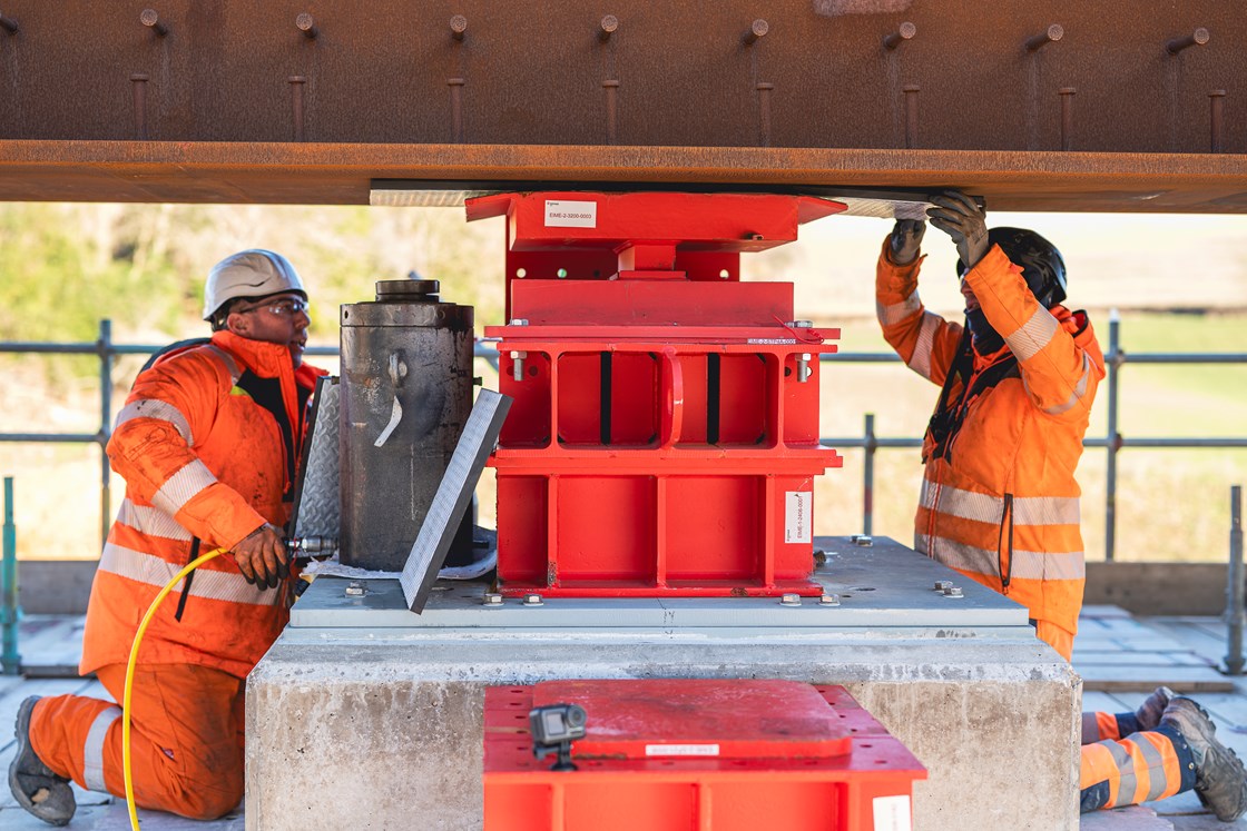 Specialist engineers from Eiffage Metal carefully slide the Wendover Dean Viaduct deck into position 10.01.24