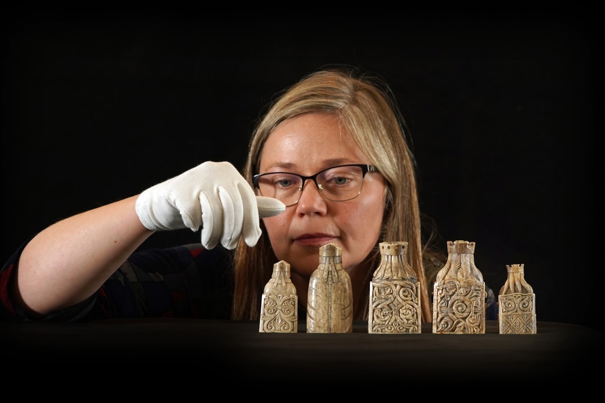 Dr Alice Blackwell with some of the Lewis chess pieces. Copyright Stewart Attwood (4)