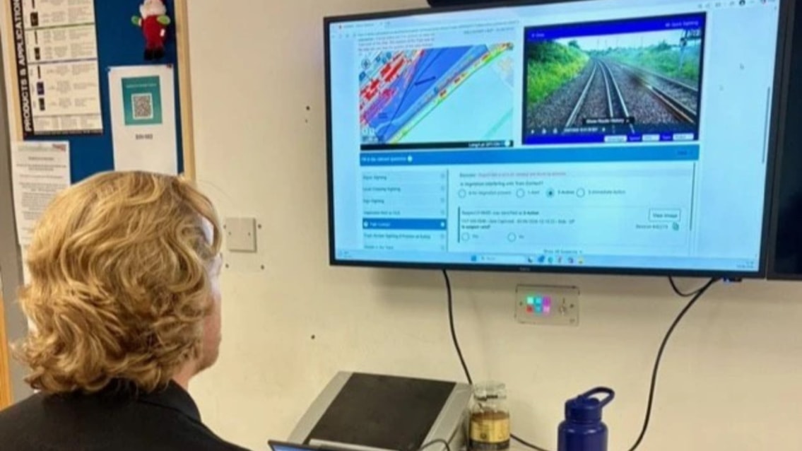 New digital tool helps engineers complete three year inspection in two months: Digital Lineside Tool - Edinburgh DU (3)
