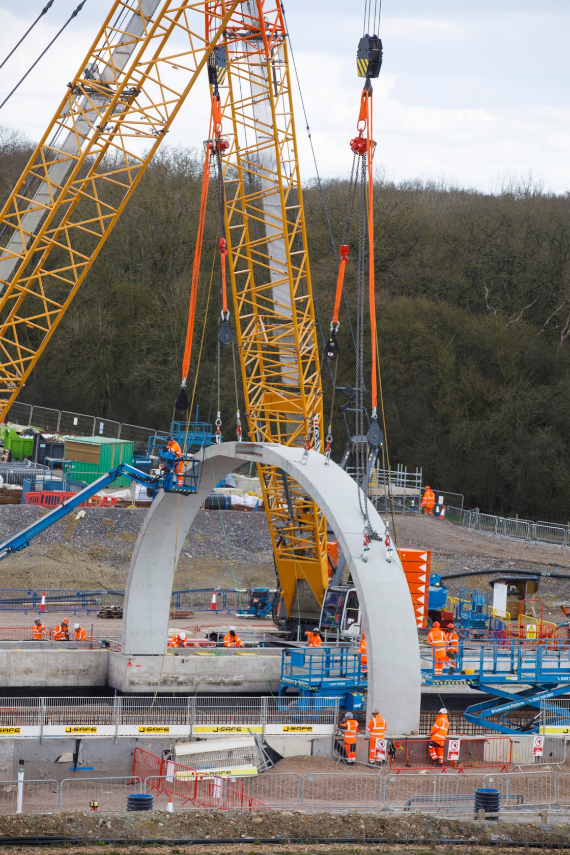 Tandem lift during test installation of the first arches at the Bat Protection Structure March 2025
