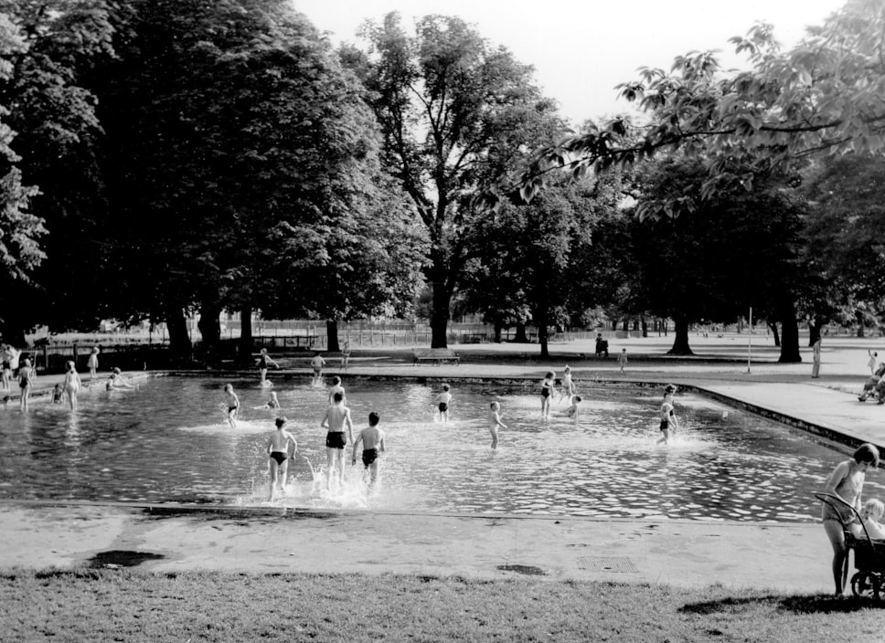 Clissold paddling pool in 1958
