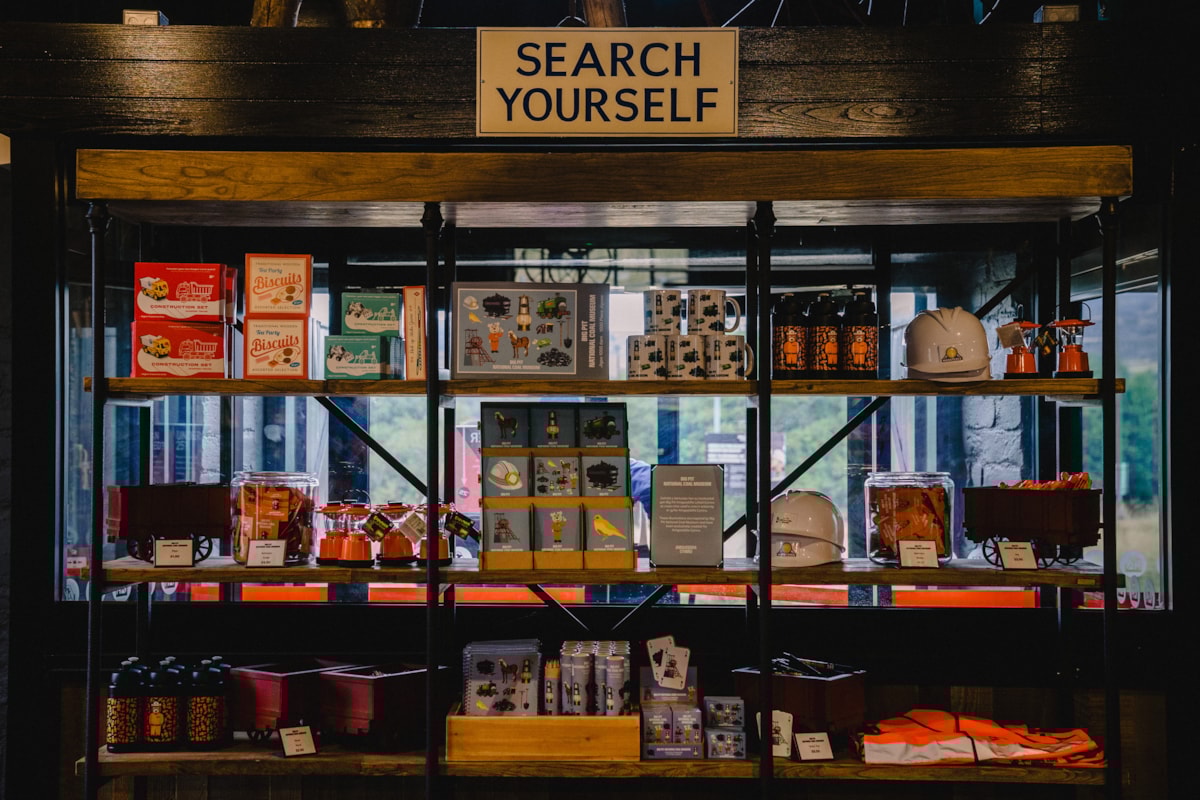 Siop yn Big Pit Amgueddfa Lofaol Cymru ym Mlaenafon, Torfaen.