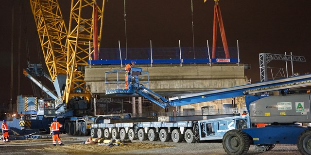 Key rail upgrades completed on West Coast main line over August bank holiday: Span lifted out of Bletchley flyover - East West Rail project (1)