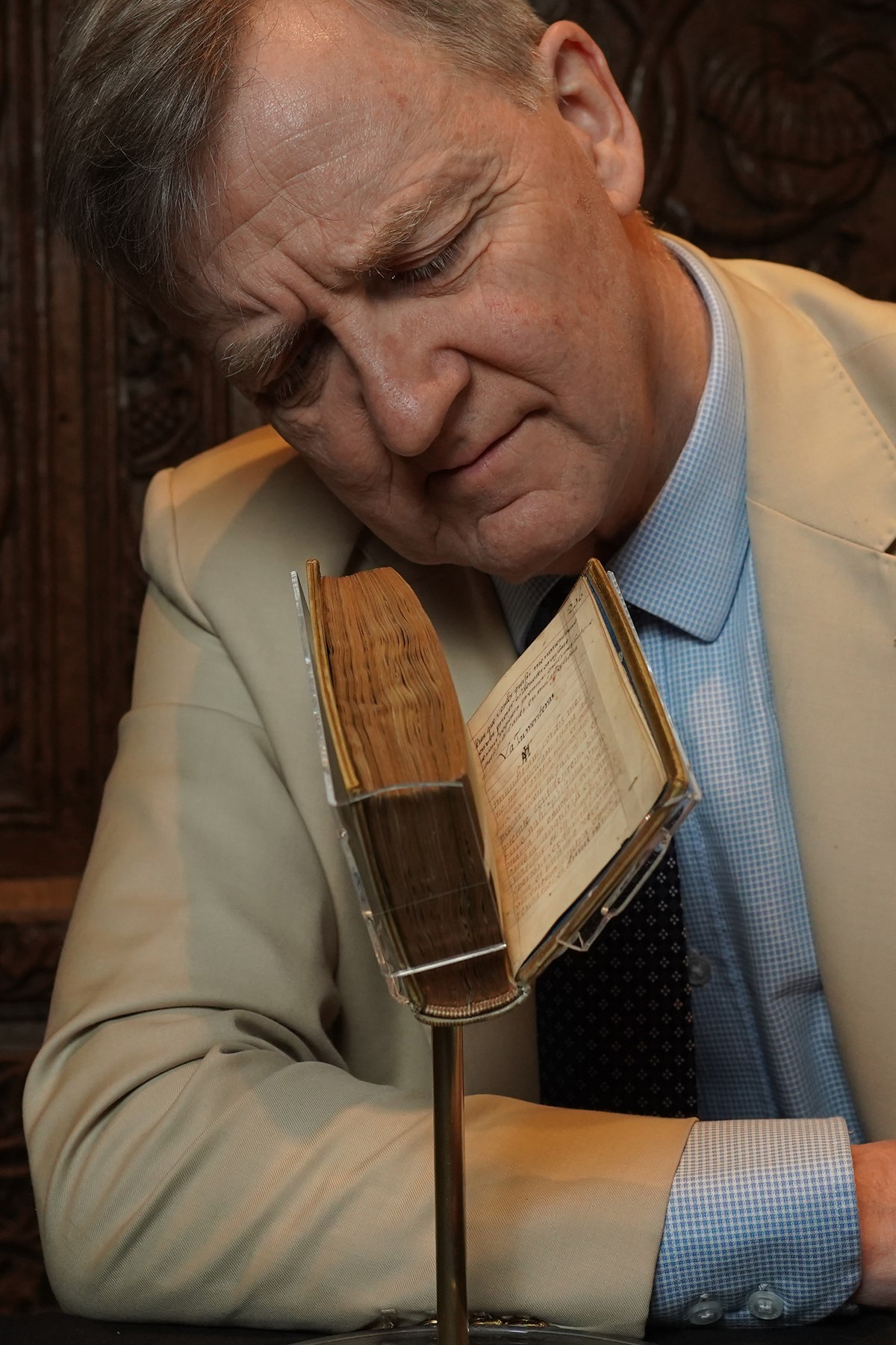 Count Peter Pininski with the Book of Hours at the National Museum of Scotland. Photo © Stewart Attwood 02