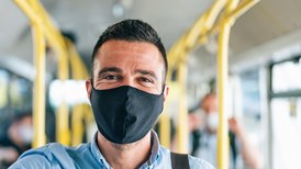 Arriva (man with face mask)