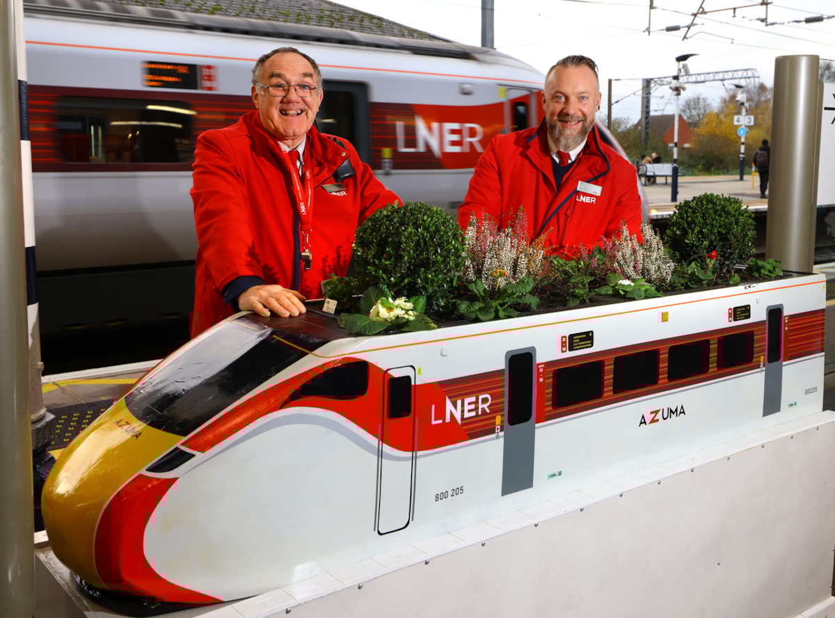 Phil Armstrong and Jez McLeish with their Azuma Planter (1)