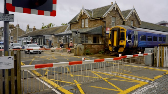 Action to tackle Broughty Ferry level crossing misuse: ScotRail train at Broughty Ferry level crossing