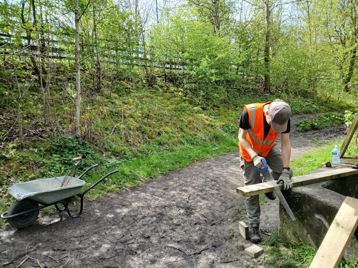 VTL John Campbell 3: John Campbell is one of the volunteers supporting Leeds City Council's public rights of way maintenance team on a monthly task day.
The 865 kilometres of paths wind through woodlands, city streets, farmland, riversides and open countryside.