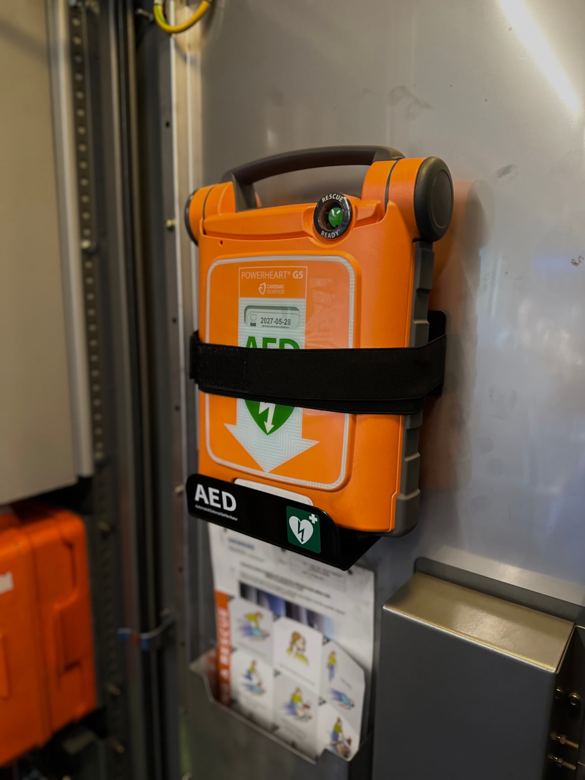 Defibrillator on a 185 train (2)