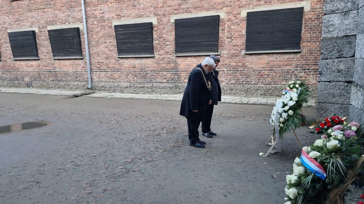 Lord Mayor of Leeds laying a wreath at Auchwitz