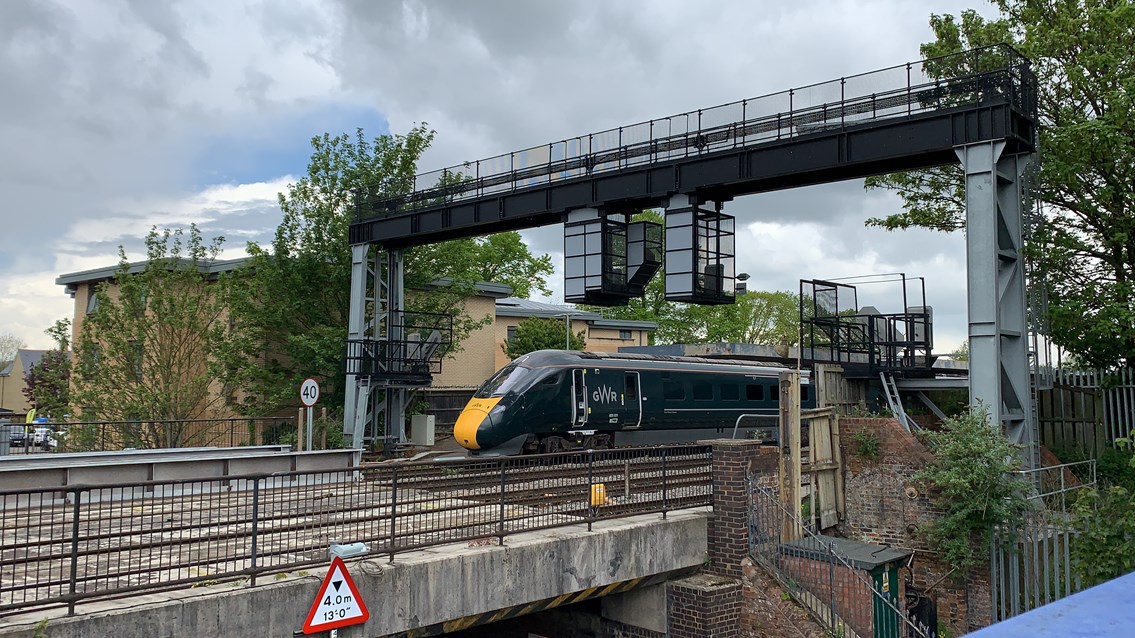 A GWR train leaving Oxford station over the existing Botley Road bridge