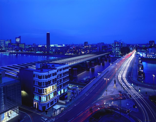 NETWORK RAIL MOVES VICTORIA AS PART OF MULTIMILLION POUND STATION REDEVELOPMENT: Thameslink - Blackfriars station nightview