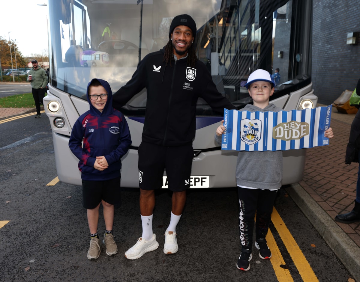 David Kasumu with two young fans