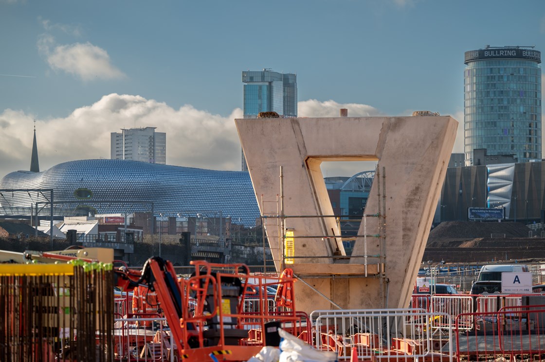 First giant pier for the Curzon 3 Viaduct in Birmingham: The five-metre-tall structure is the first pier to be installed for the ‘Curzon No. 3 Viaduct’, which will be the final approach to HS2’s new seven platform station in the city centre. In total, 30 piers will be installed for this viaduct, with heights varying between five and six metres above ground level. This includes four steel tripod piers erected to span over the Digbeth Branch Canal.