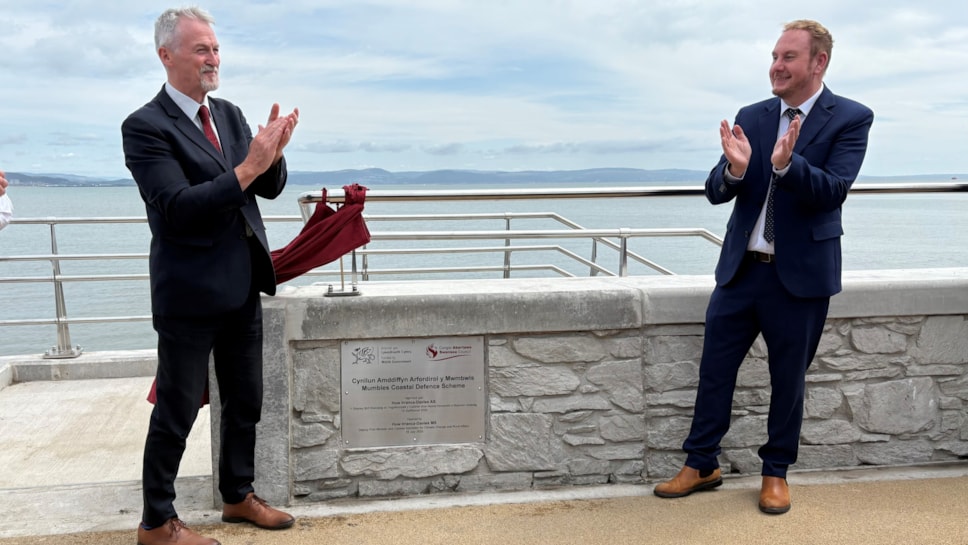 Deputy First Minister Huw Irranca-Davies and Rob Stewart Leader of Swansea Council at Mumbles promenade2-2