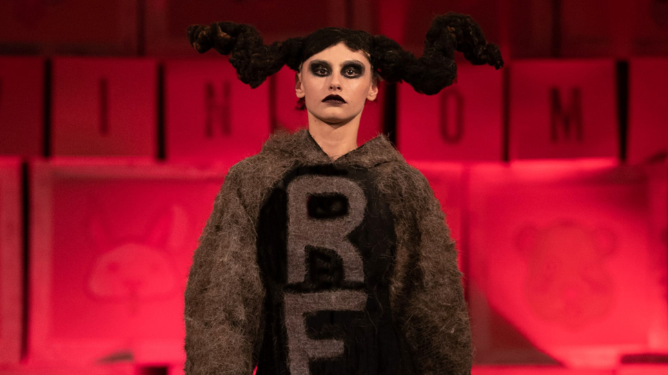 A model walks down the catwalk in the National Museums Scotland commission at London Fashion Week (February 2020). © VIN   OMI