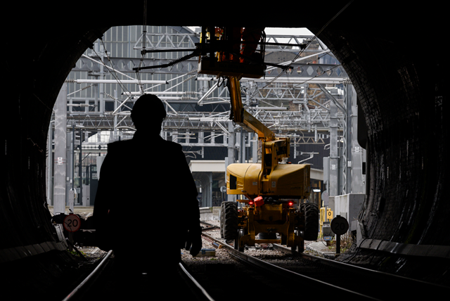 Engineers work to improve mobile connection, credit LNER-2: Engineers work to improve mobile connection, credit LNER-2