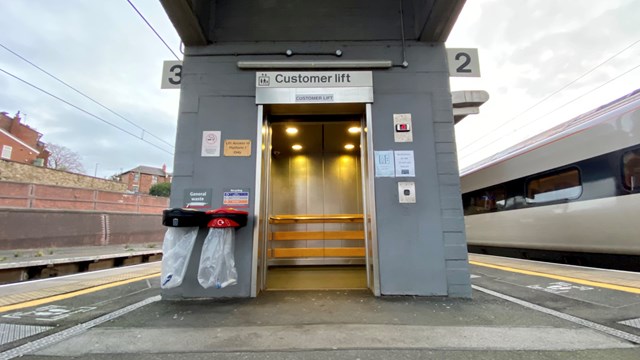 Macclesfield station lift (1)