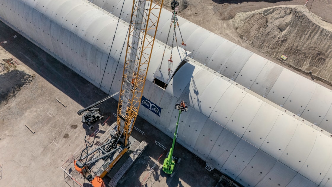 The last segment of the Wendover green tunnel being guided into position October 2026