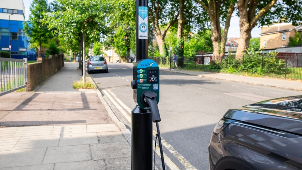 Electric vehicle lamppost column charger