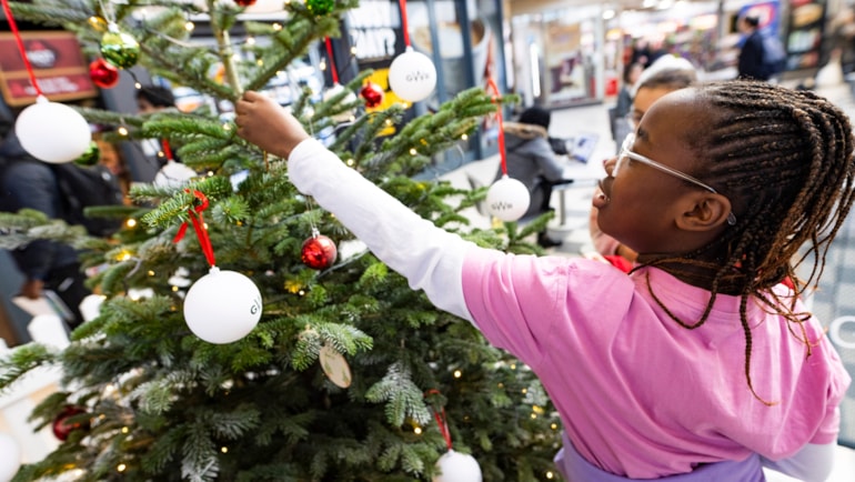 Christmas arrives at Oxford station with a gift from Blenheim Palace