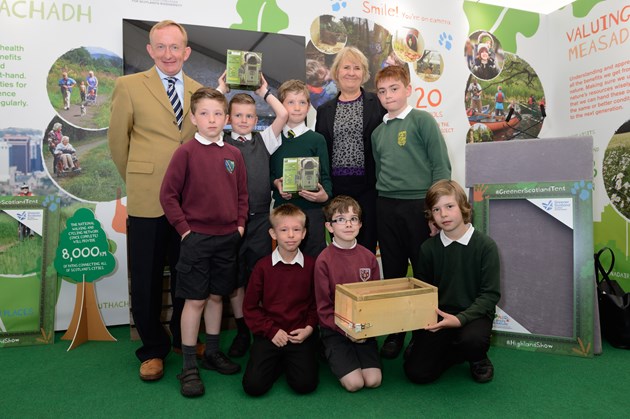 Cabinet Secretary awards primary schools for wildlife projects: School camera trap project - Roseanna Cunningham, Mike Cantlay and primary pupils