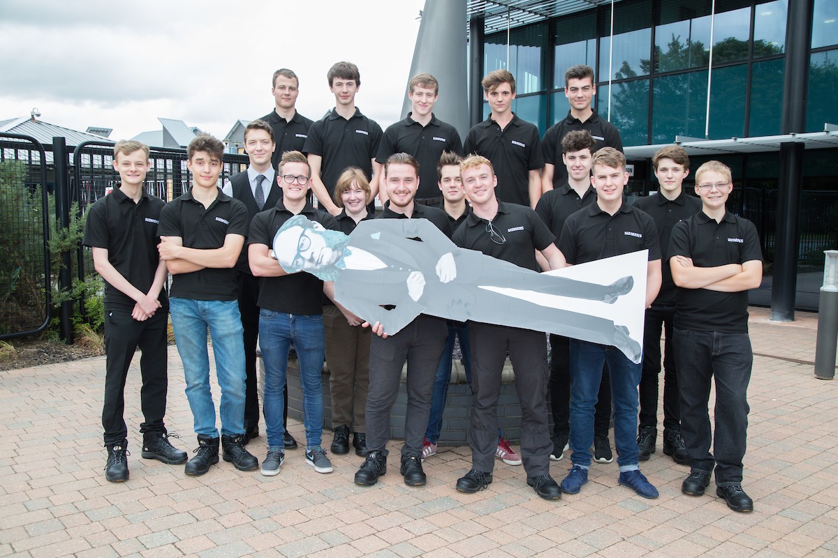 Siemens apprentices welcome Flat Bill: apprentices-and-flat-bill-full.jpg