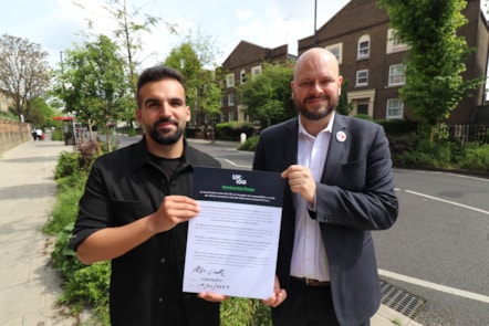 Cllr Mete Coban and Mayor Philip Glanville with the UK100 pledge