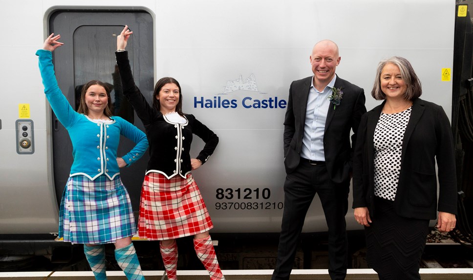 Highland dancers, Chris Jackson, Managing Director of TPE and Rachel Sydeserff, Historic Environment Scotland’s District Visitor and Community Manager with the newly named Hailes Castle train