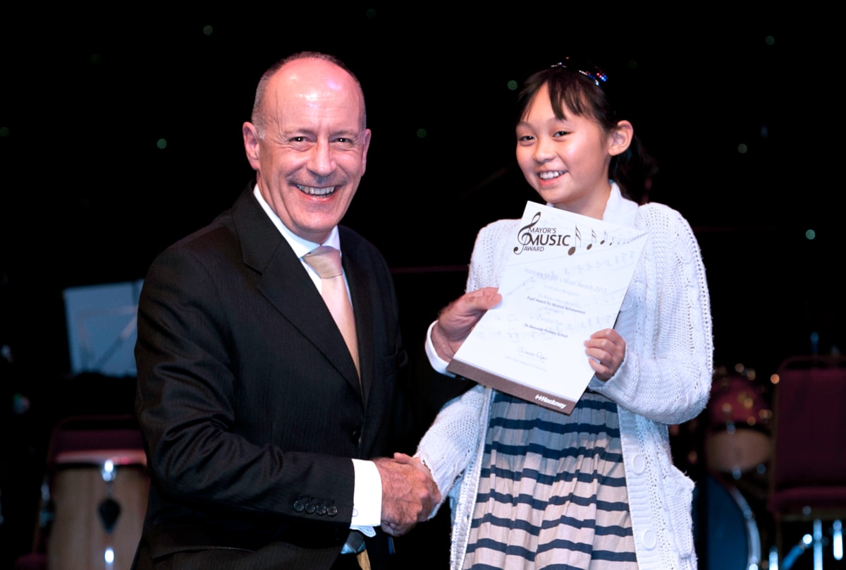 Christina Tran receives her award from Mayor Jules Pipe