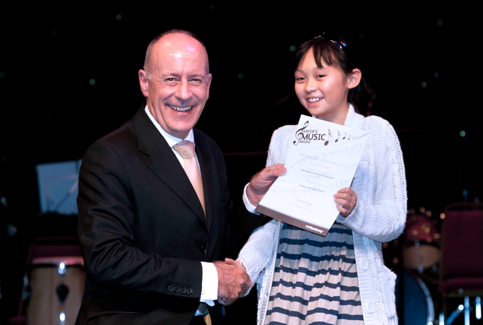 Christina Tran receives her award from Mayor Jules Pipe