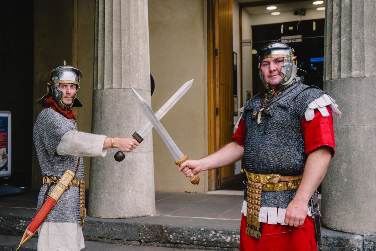 Dau 'filwr' Rhufeinig ger yr Amgueddfa Lleng Rufeinig Cymru yng Nghaerllion.