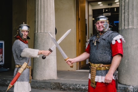 Dau 'filwr' Rhufeinig ger yr Amgueddfa Lleng Rufeinig Cymru yng Nghaerllion.