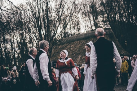 Dawnswyr Gwerin mewn gwisg traddodiadol tu allan