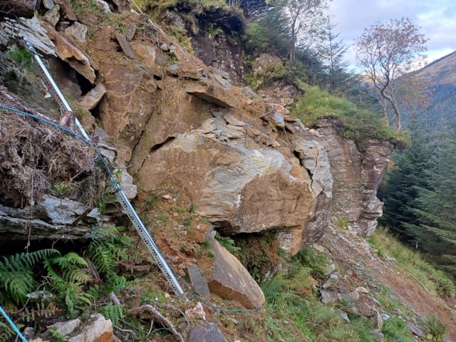 A large area of overhanging and fractured rock was exposed by a landslide.